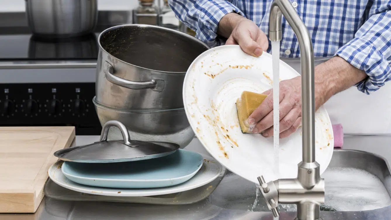 Chiuveta infundata cu resturi alimentare