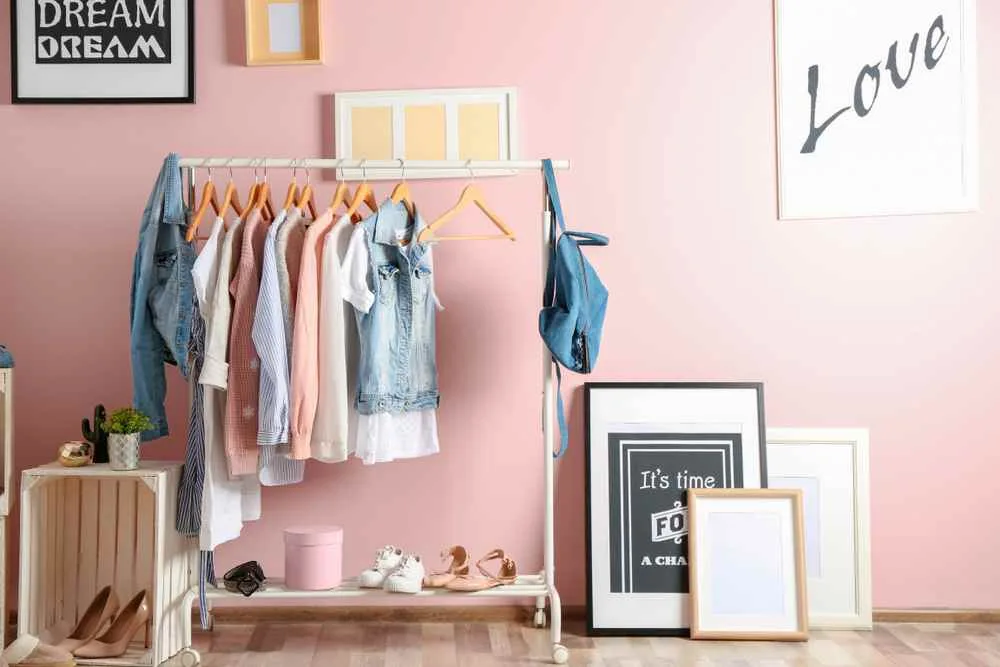 Sortarea hainelor intr-un dressing mic