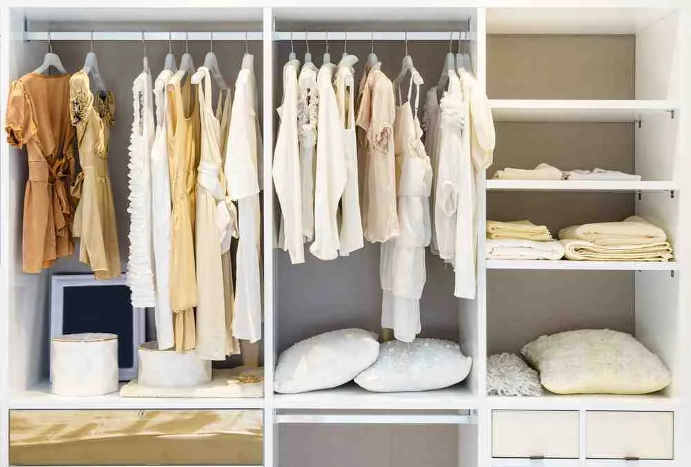 Aranjarea hainelor in dressing