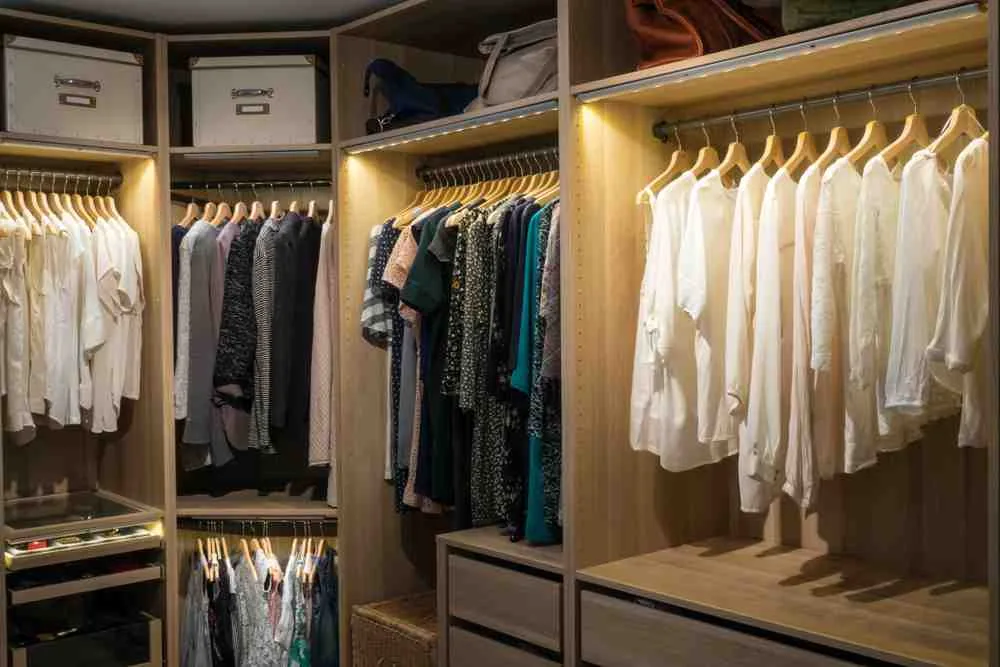 Dressing pentru haine de vara