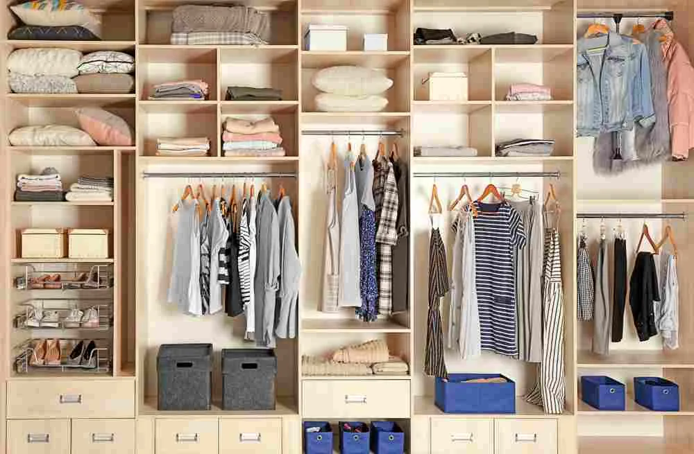 Aranjarea hainelor în dressing