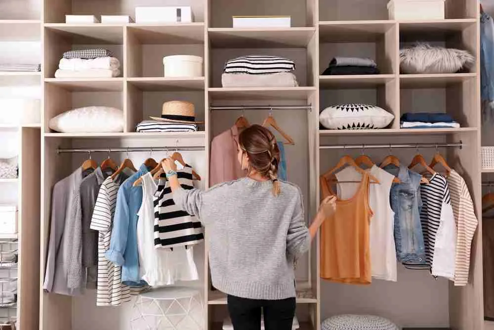 Sortarea hainelor in dressing