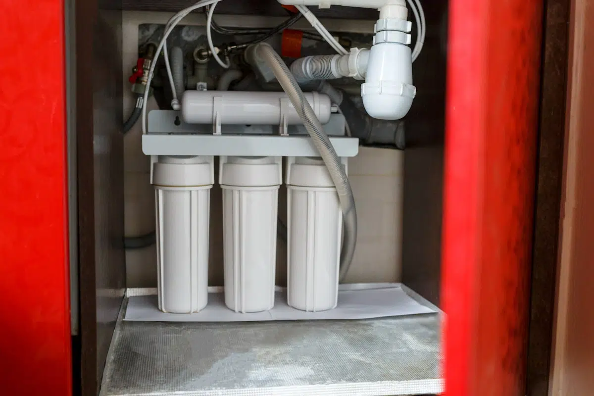 1. Instalare filtru apa - un filtru de apa cu 3 cartuse montat sub chiuveta