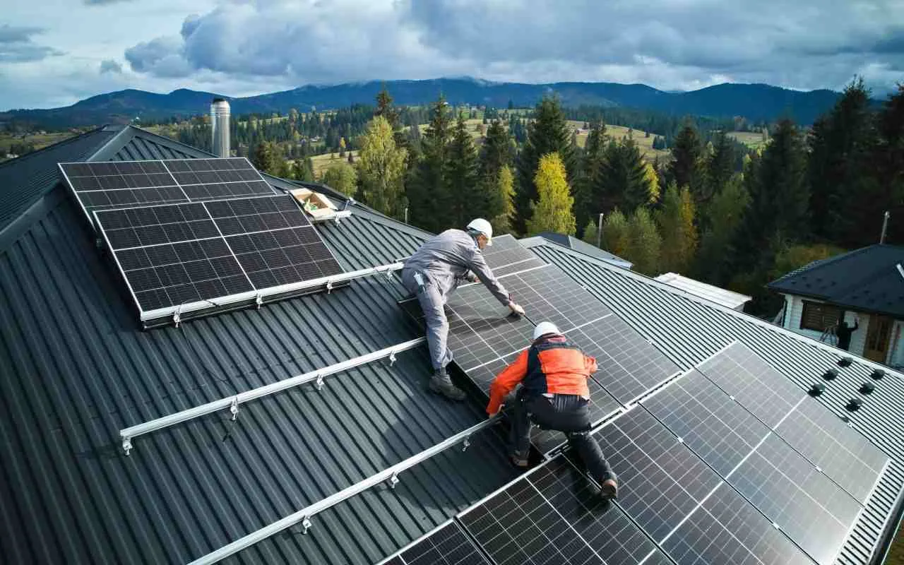 Orientare panouri fotovoltaice și înclinație optimă cum alegi poziția ideală pentru eficiență maximă - romstal.ro