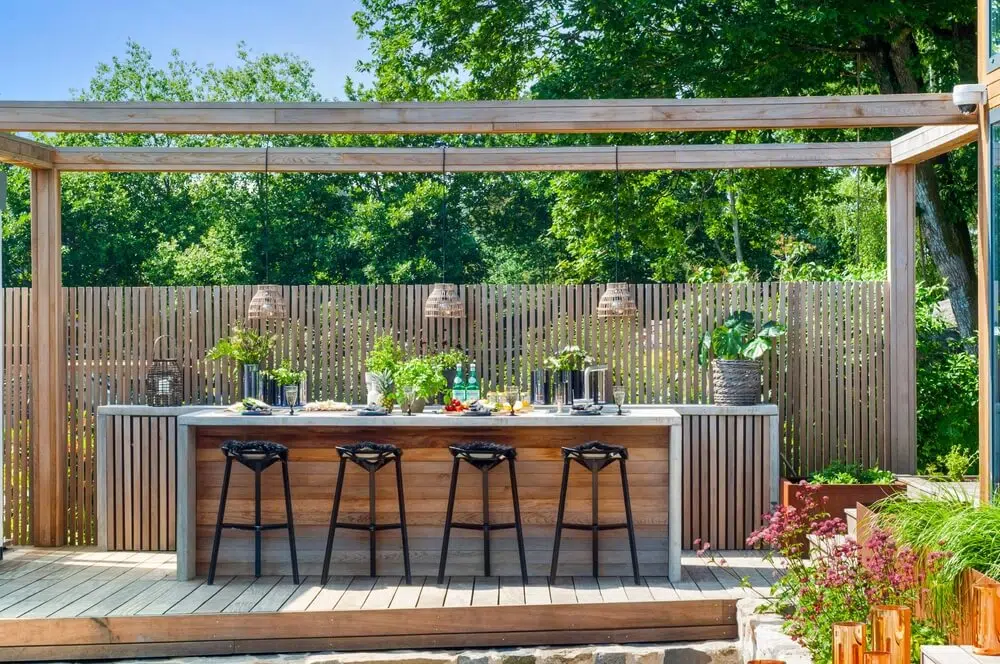 Construcția bucătăriei de vară rustice din lemn și din alte materiale (mobilier)