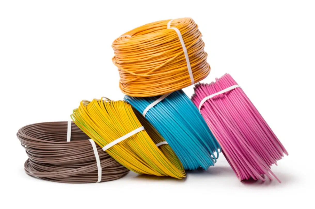 Culori și coduri ale firelor electrice (fotografie de cover cu 5 role de cabluri electrice de culori diferite) - romstal.ro