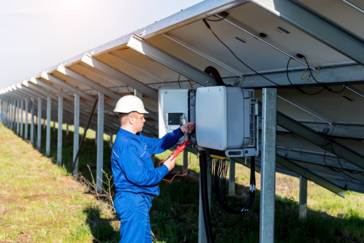 Invertorul pentru panouri solare (imagine cu un inginer care verifica un invertor) - romstal.ro