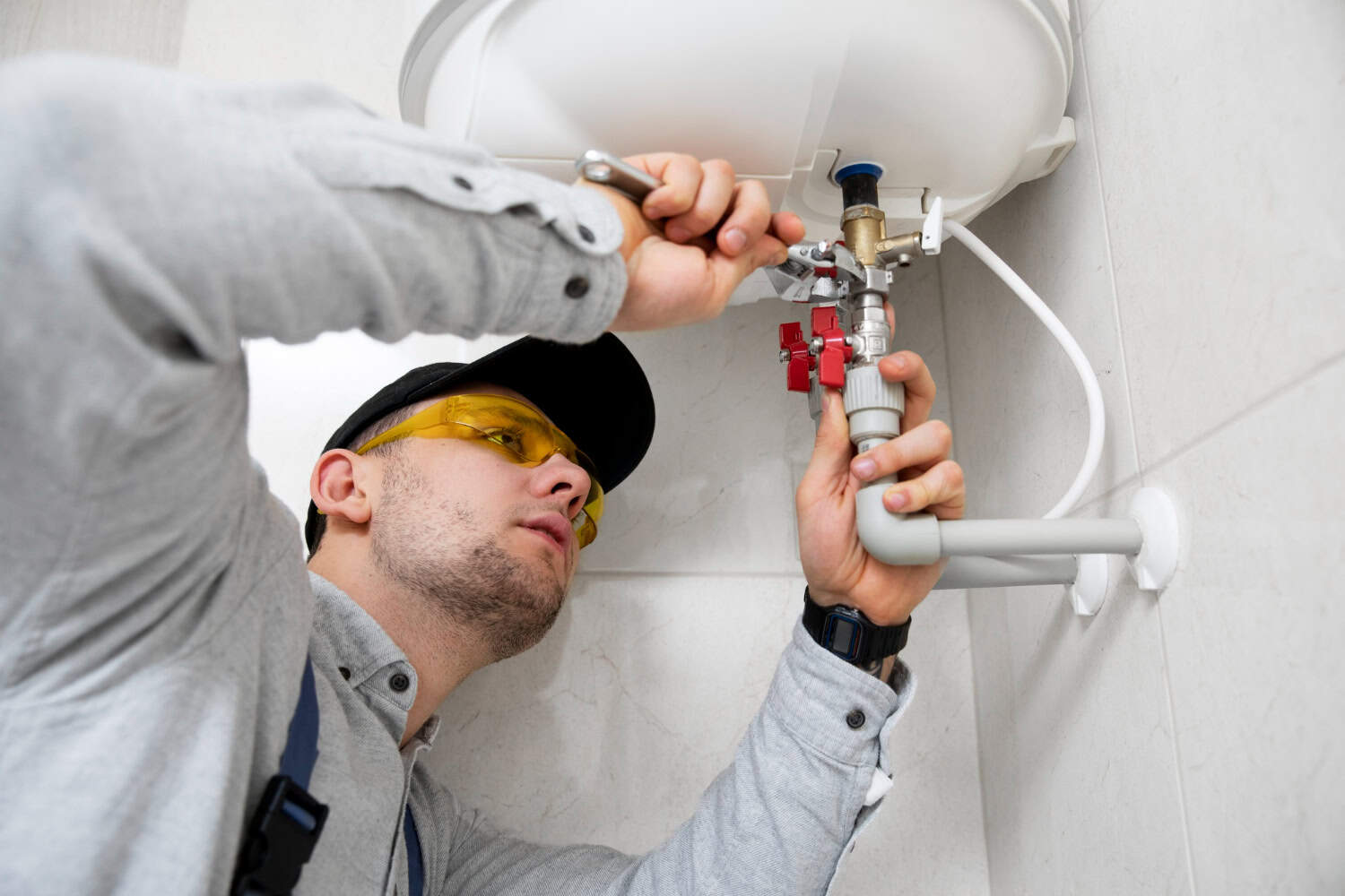 Cât consumă un boiler electric- instalator care repara un boiler electric - romstal.ro