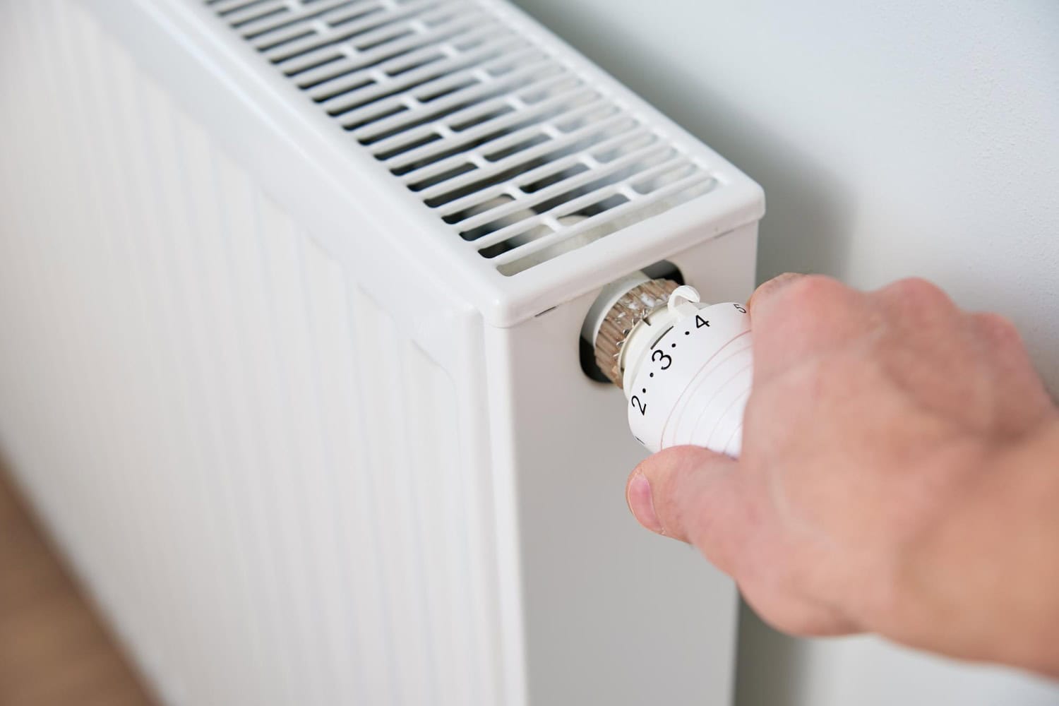 De ce crește presiunea în centrala - barbat care regleaza temperatura la calorifer - romstal.ro