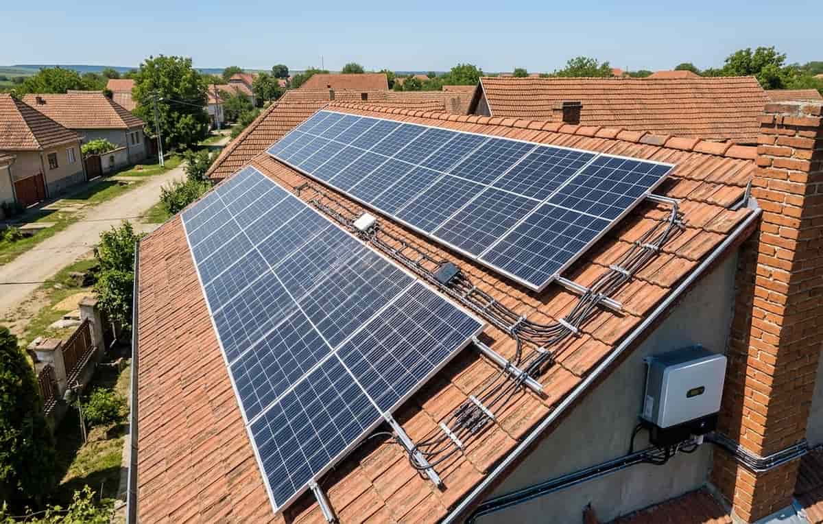 Instalatie fotovoltaica pe acoperis cu panouri conectate si invertor vizibil