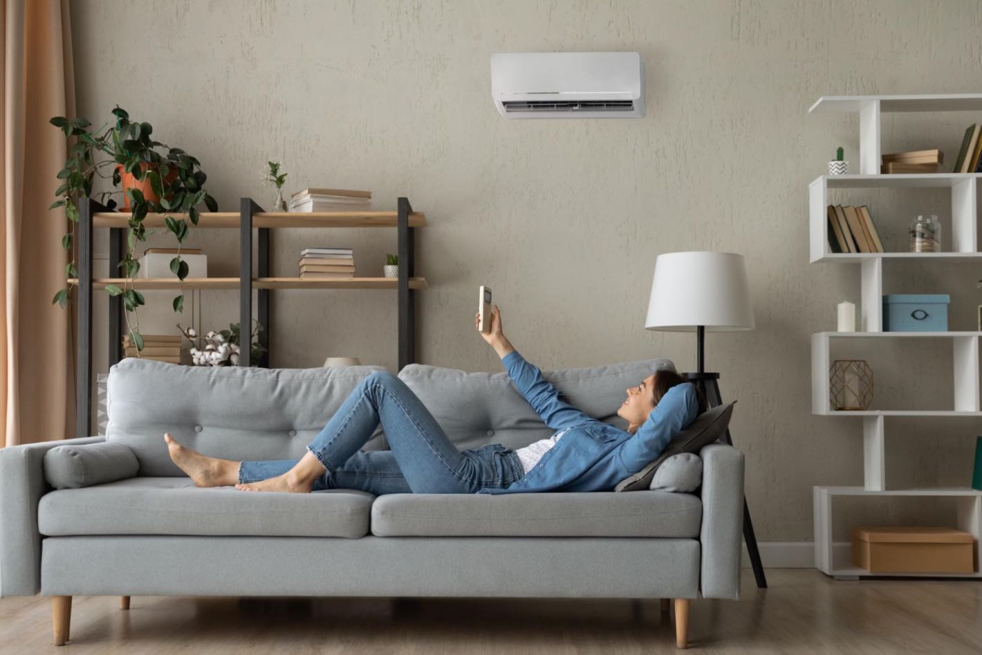 Tipuri de aer condiționat (aer conditionat montat deasupra unei canapele, aparat alb, living modern)
